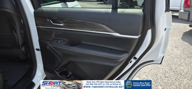 New 2026 Bright White Clear-Coat Exterior Paint Jeep Altitude image 38