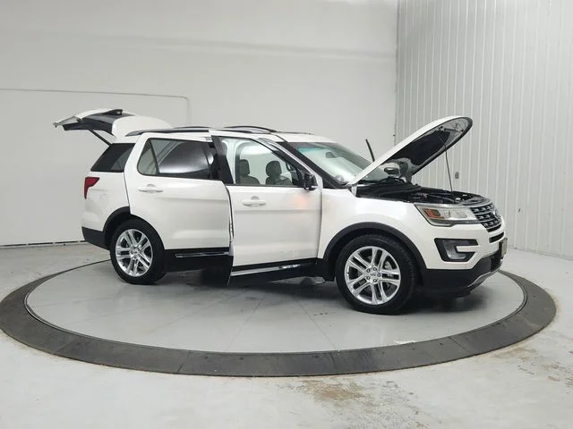 Used 2017 White Ford XLT image 9