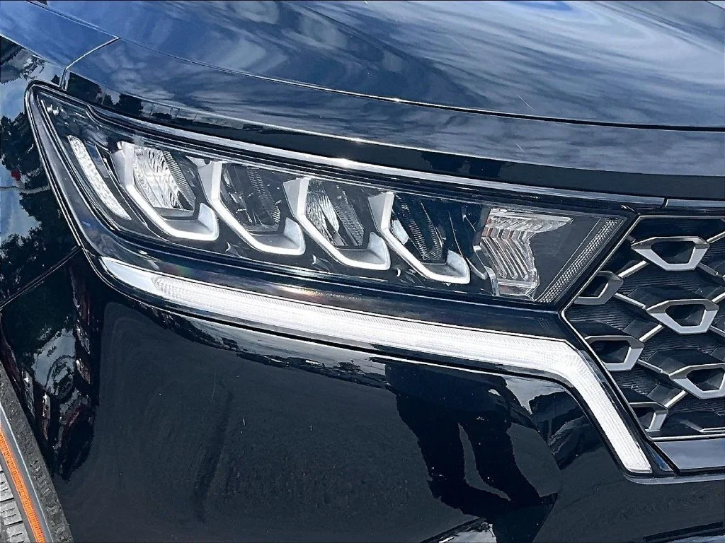 Used 2023 Black Kia X-Line EX image 31