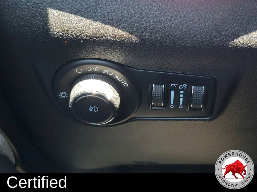 Used 2024 White Jeep Latitude image 27