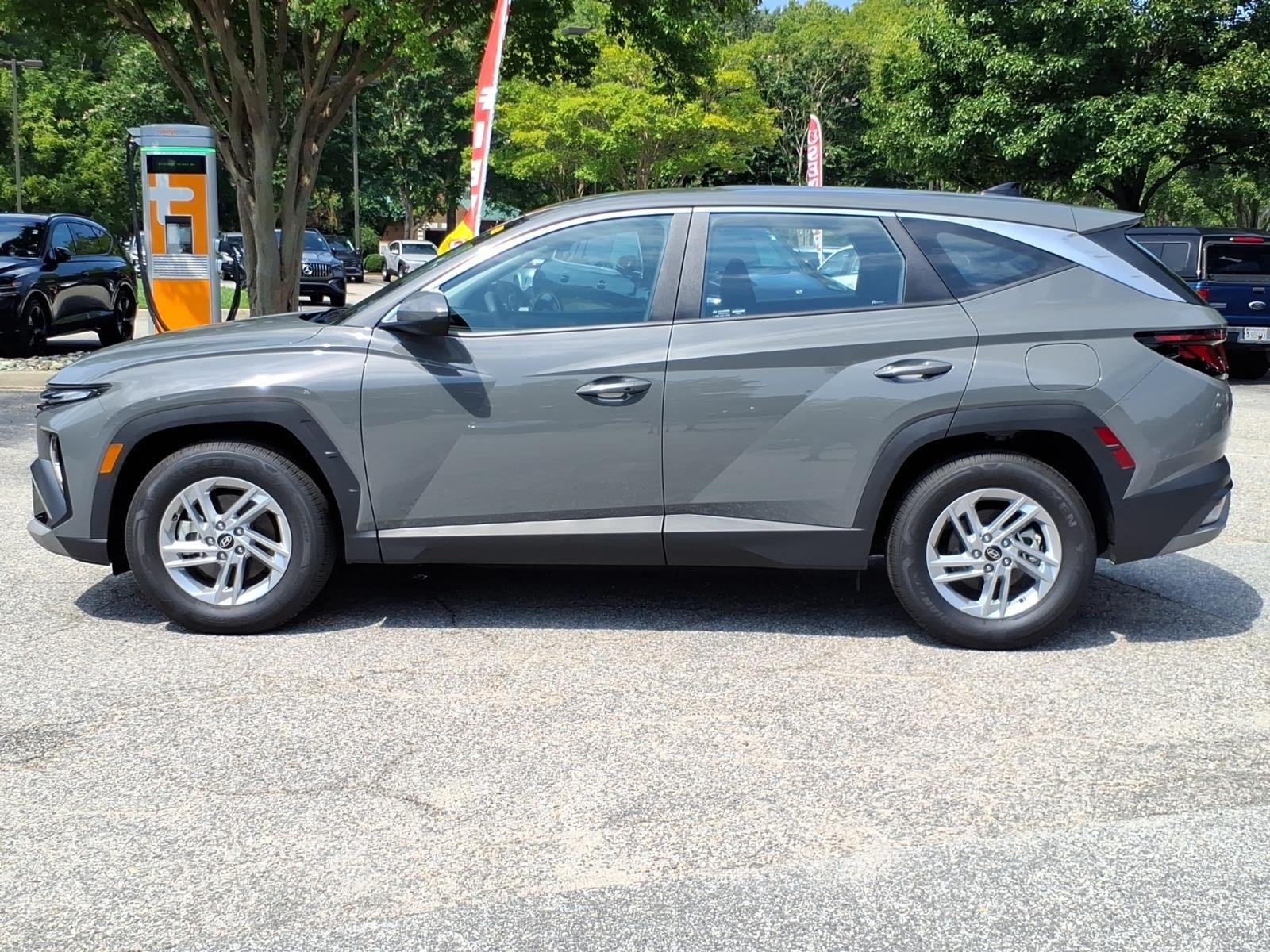 Used 2025 Hampton Gray Hyundai SE image 3