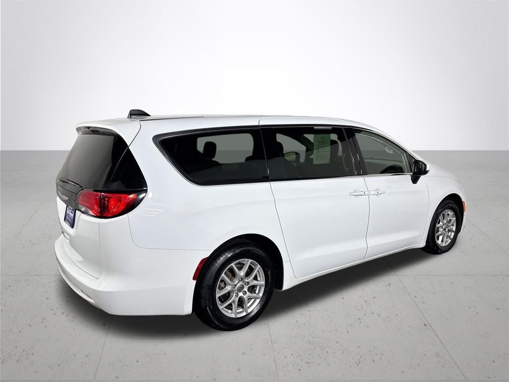 Used 2022 Bright White Clearcoat Chrysler LX image 6