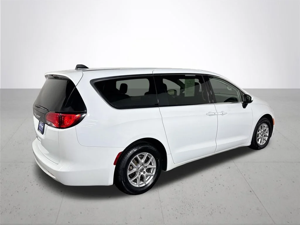 Used 2022 White Chrysler LX image 6