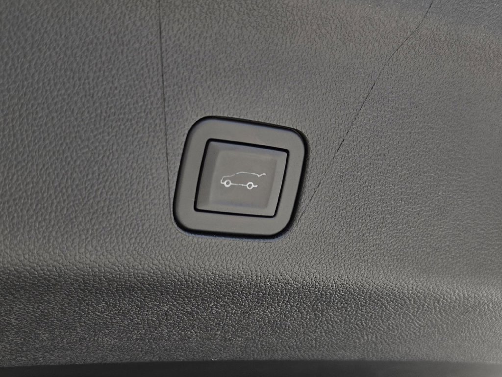 Used 2025 Black Chevrolet Z71 image 40