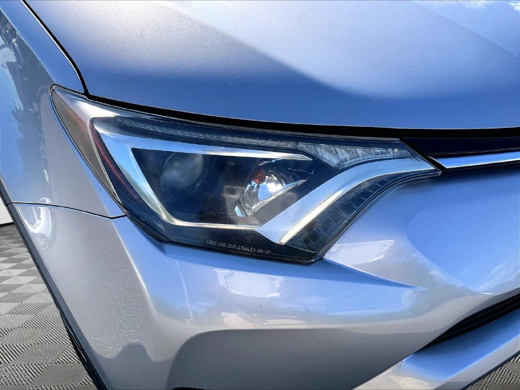 Used 2017 Silver Toyota LE image 33