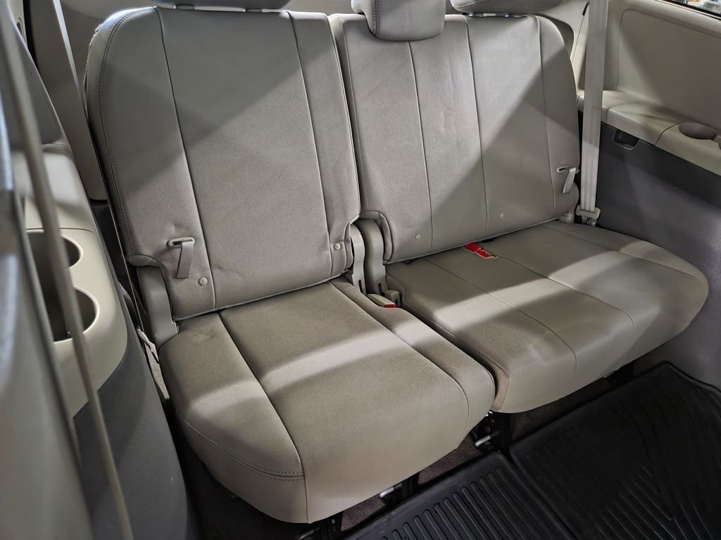 Used 2017  Toyota XLE image 19