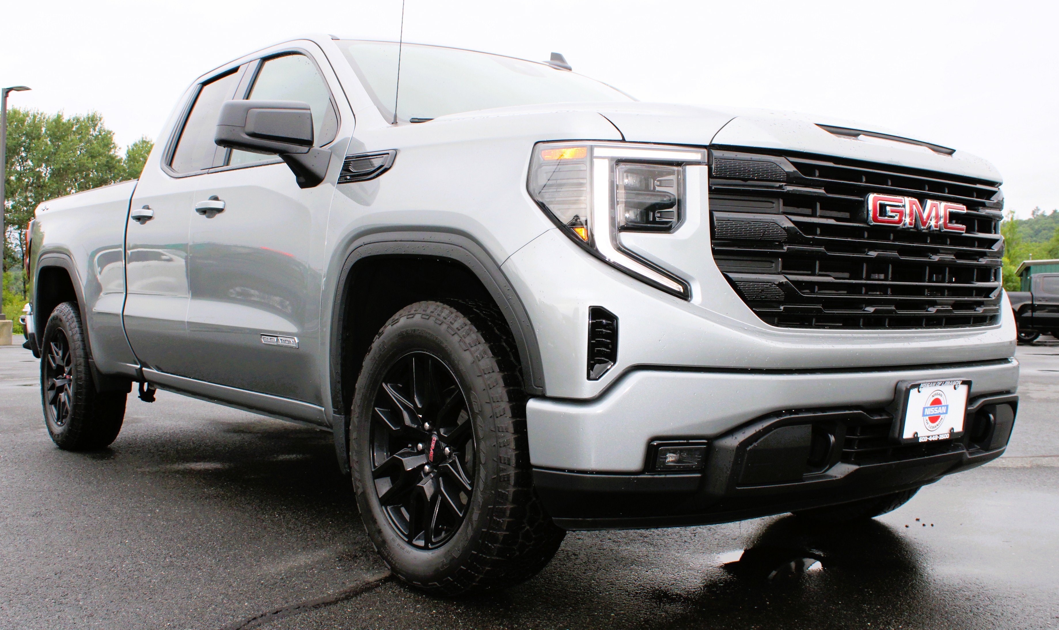Used 2023 Sterling Metallic GMC Elevation image 4