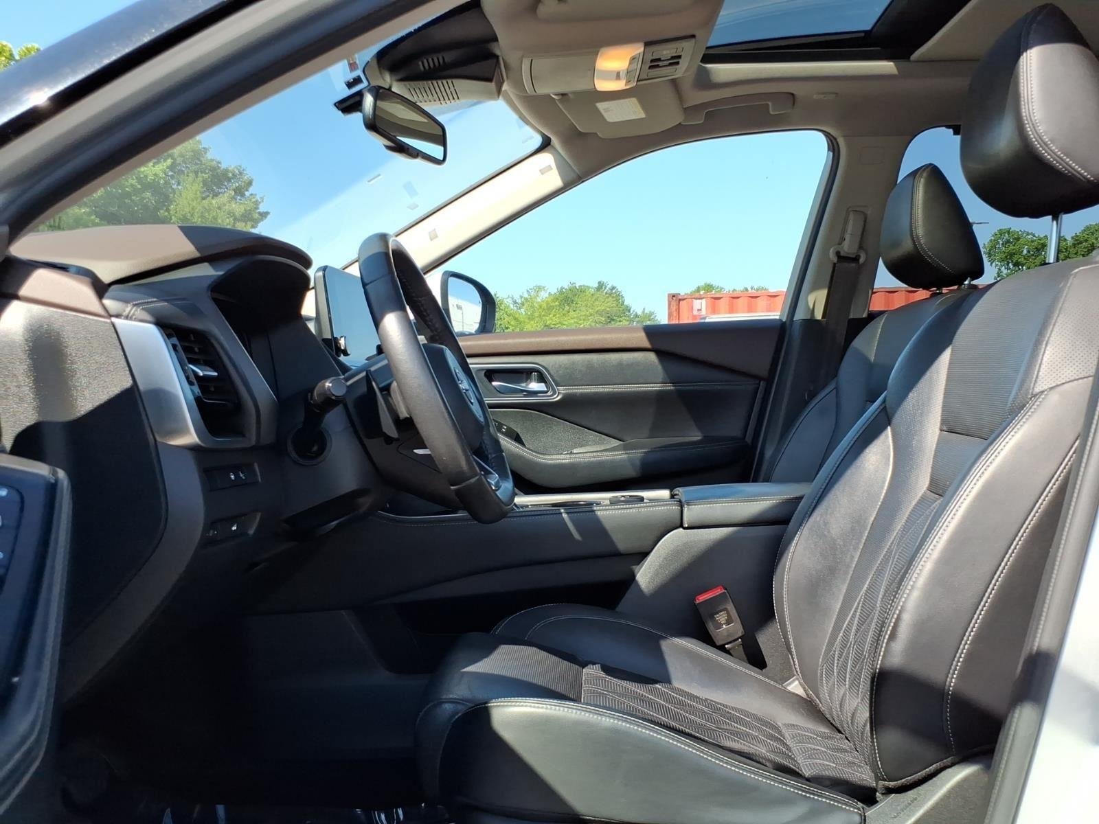 Used 2022 Brilliant Silver Metallic Nissan Platinum image 11