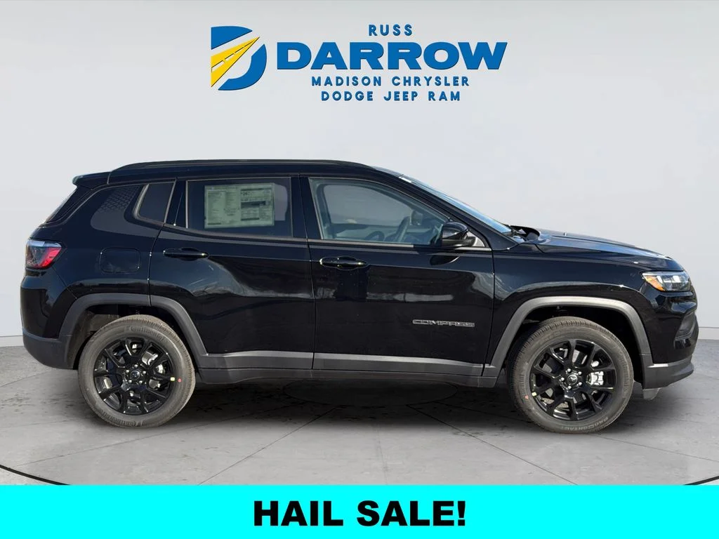 New 2026 Diamond Black Crystal Pearl-Coat Exterior Paint Jeep Latitude image 6