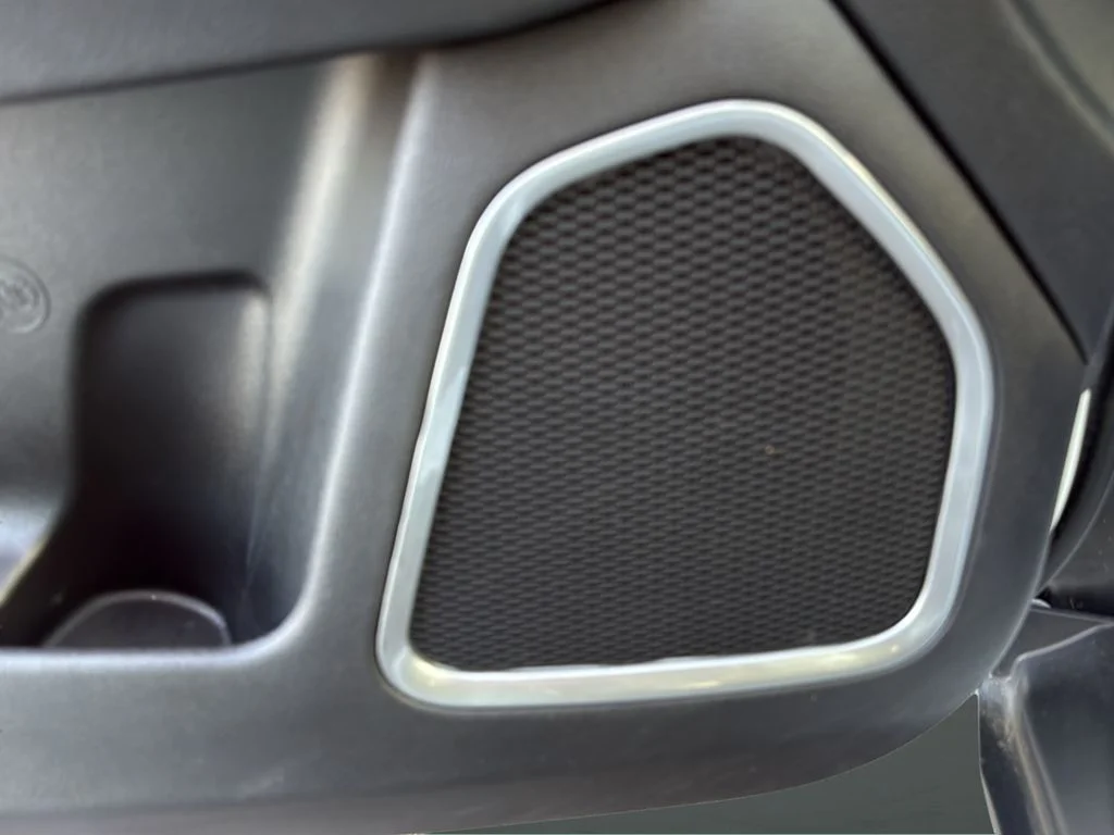 Used 2025 White/off-white Jeep Latitude image 27