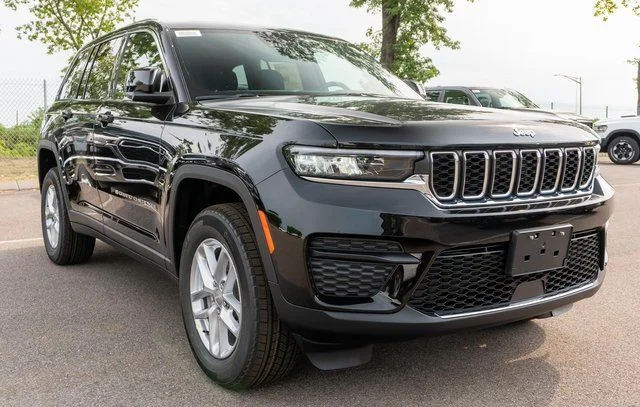 New 2026 Diamond Black Crystal Pearlcoat Jeep Laredo X image 4