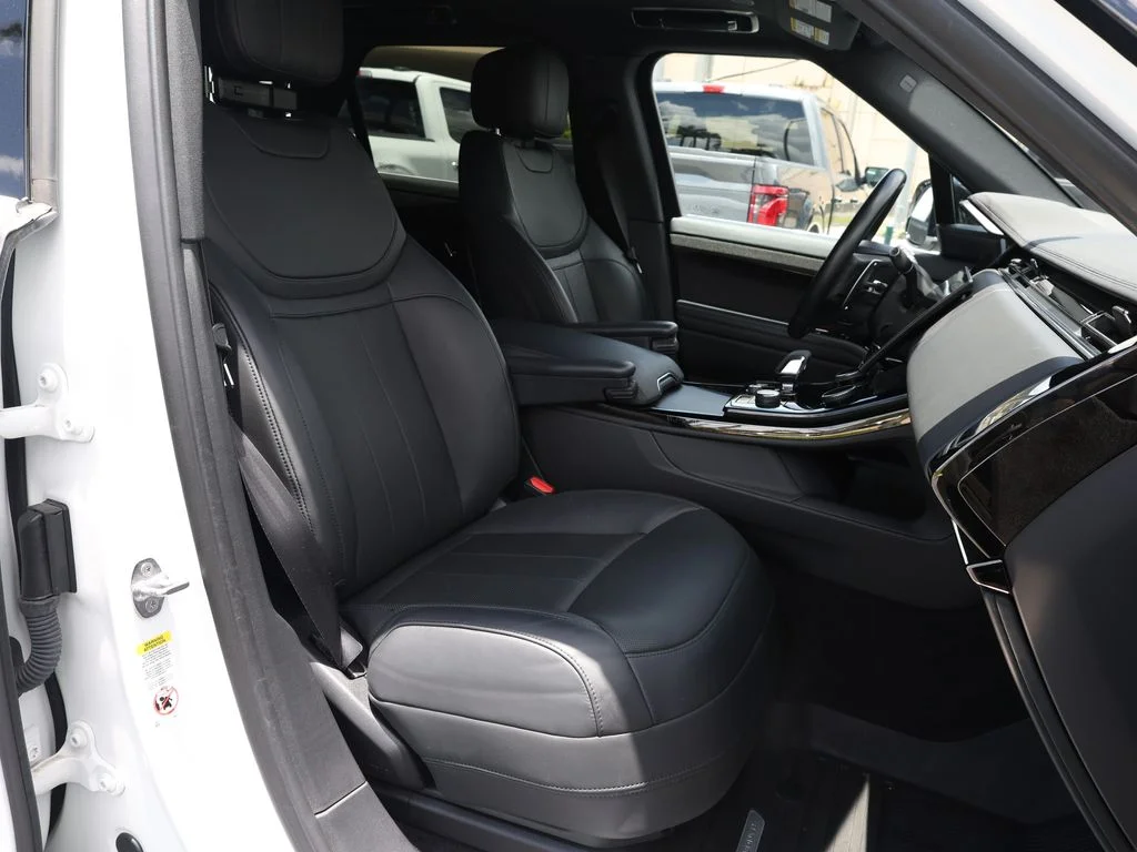 Used 2023 White Land Rover SE Dynamic image 22