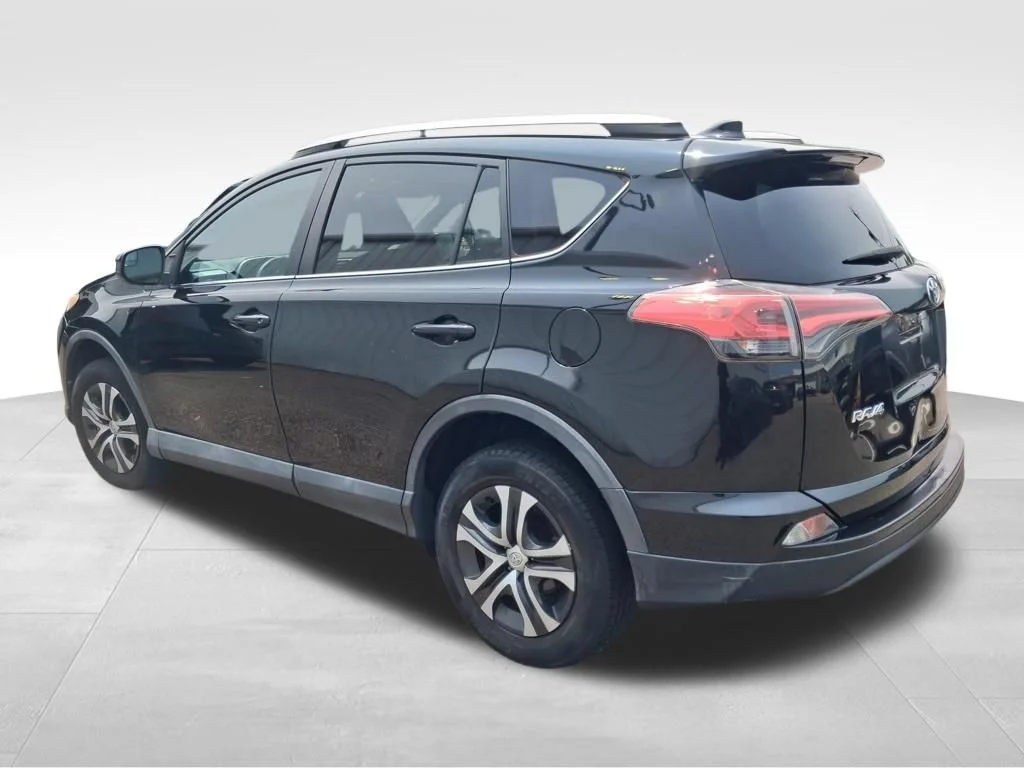 Used 2017  Toyota LE image 4