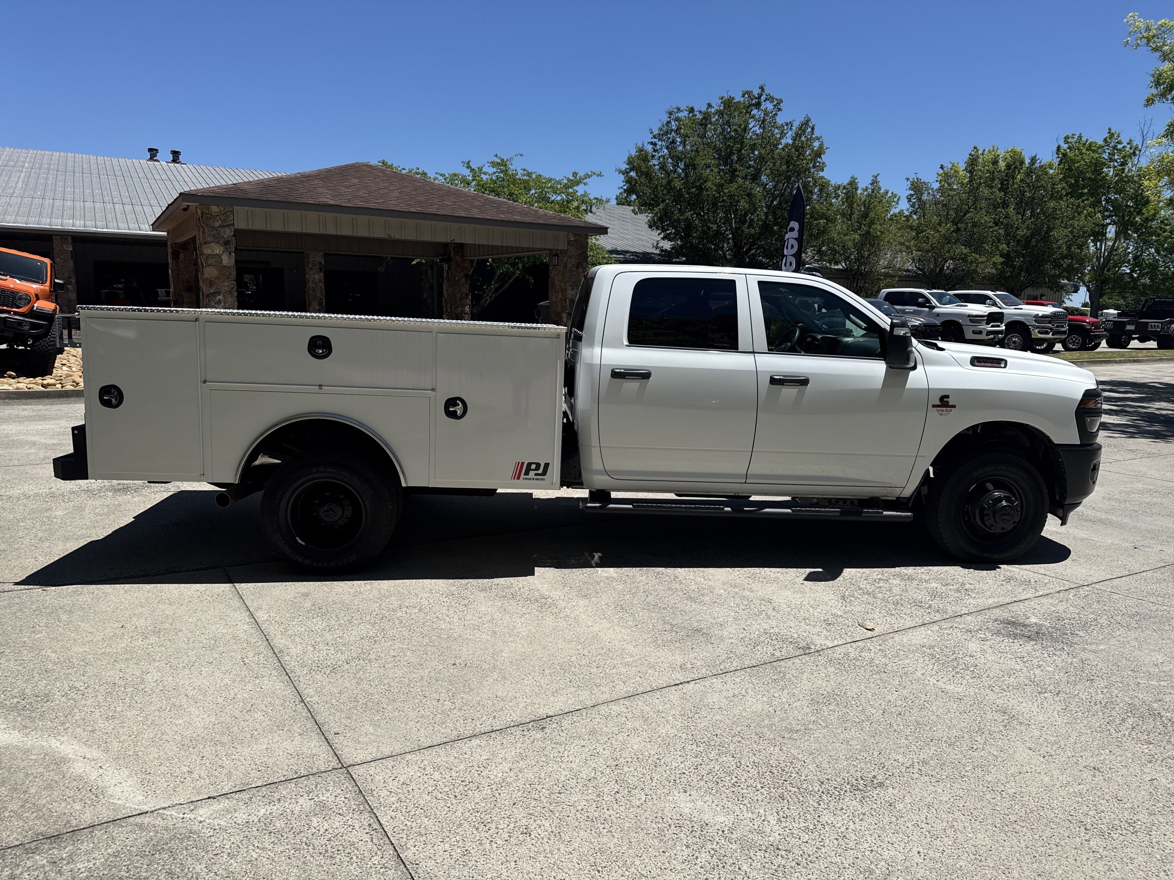 New 2026 Bright White Clear-Coat Exterior Paint RAM Tradesman image 8