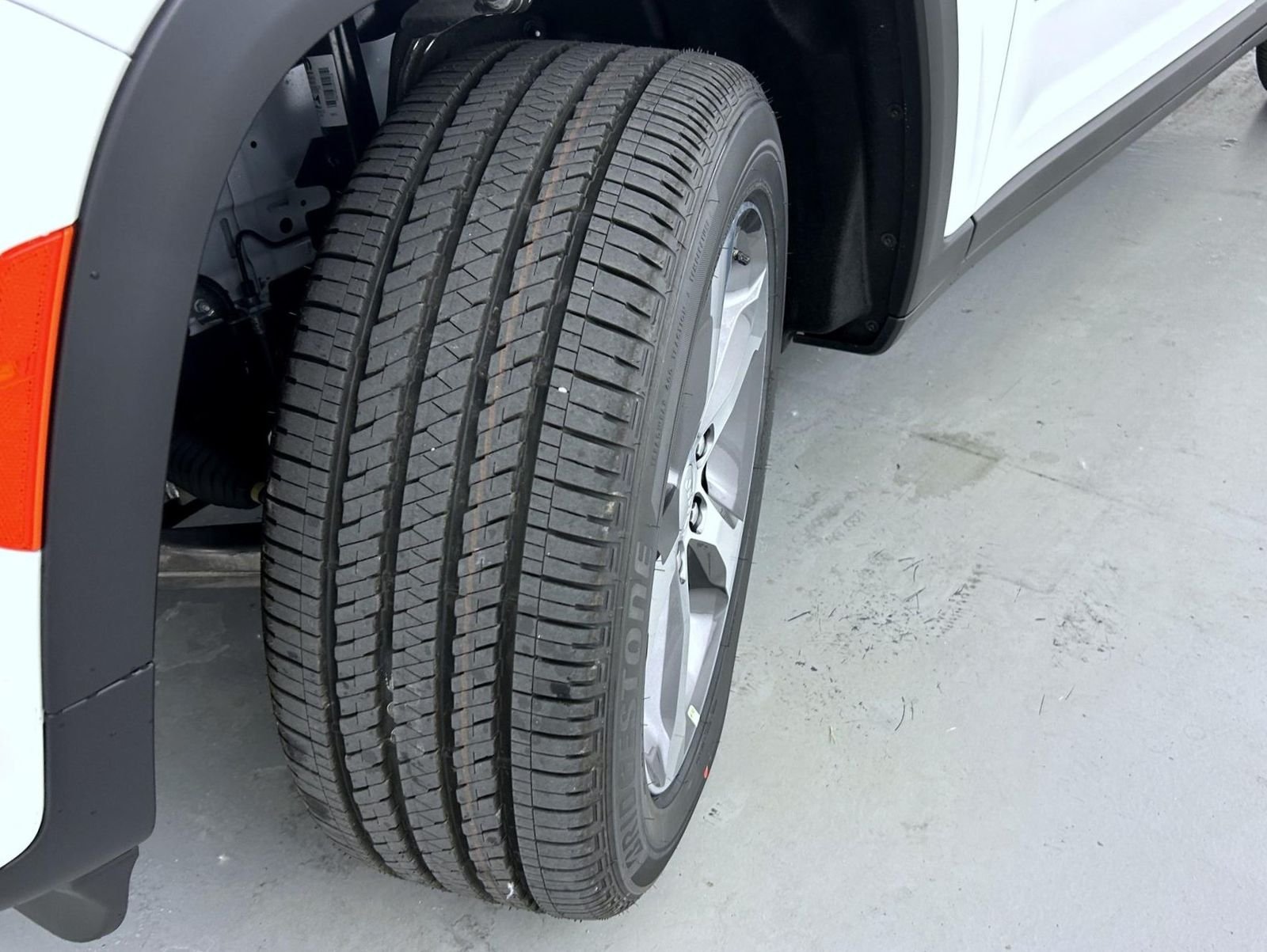 New 2026 Bright White Clear-Coat Exterior Paint Jeep Limited image 24