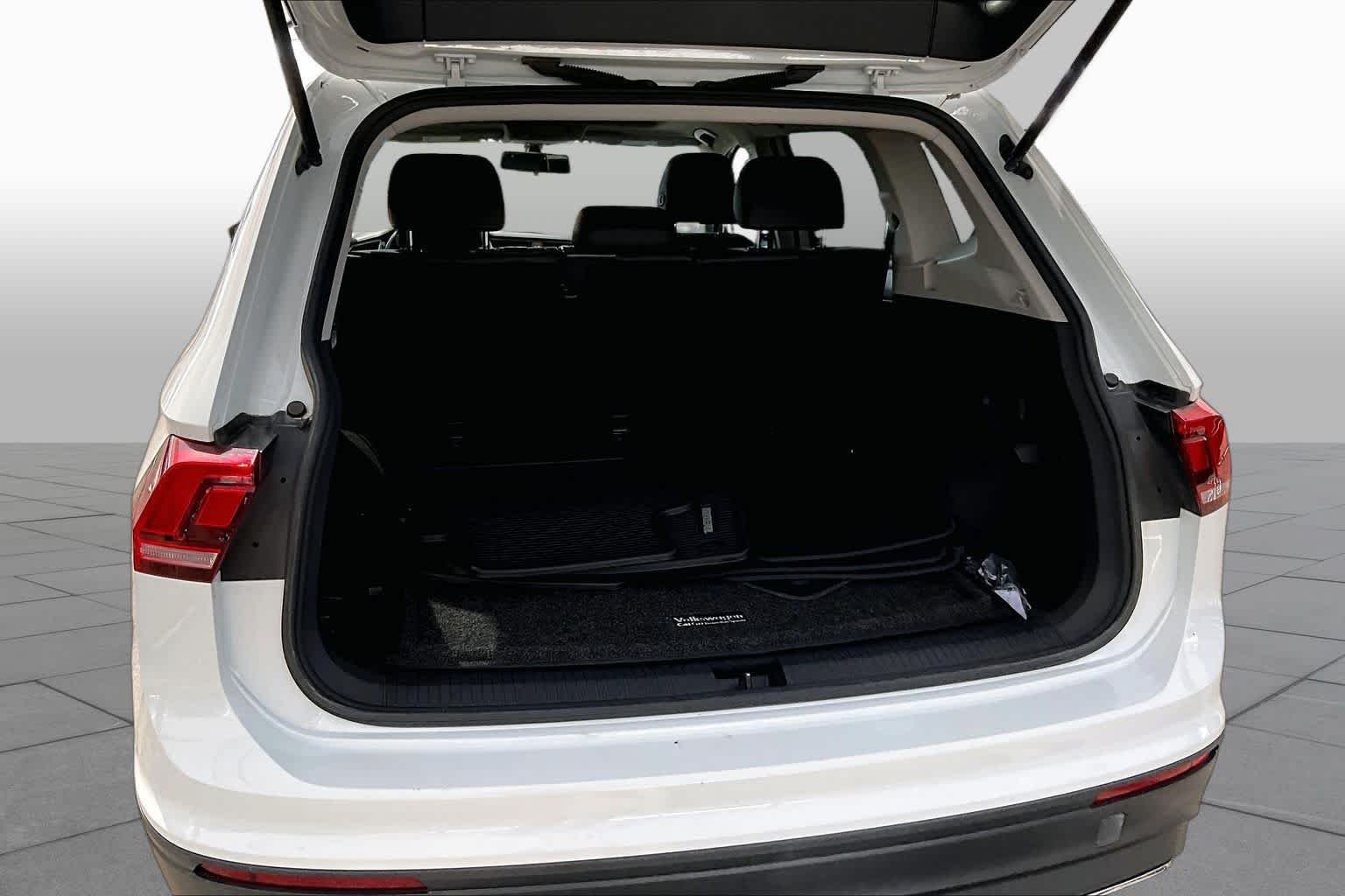 Used 2019 Pure White Volkswagen SE image 35