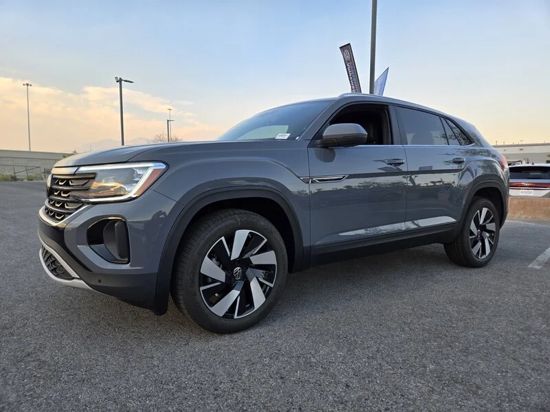 2025 Volkswagen Atlas Cross Sport SE w/Tech - Photo 2