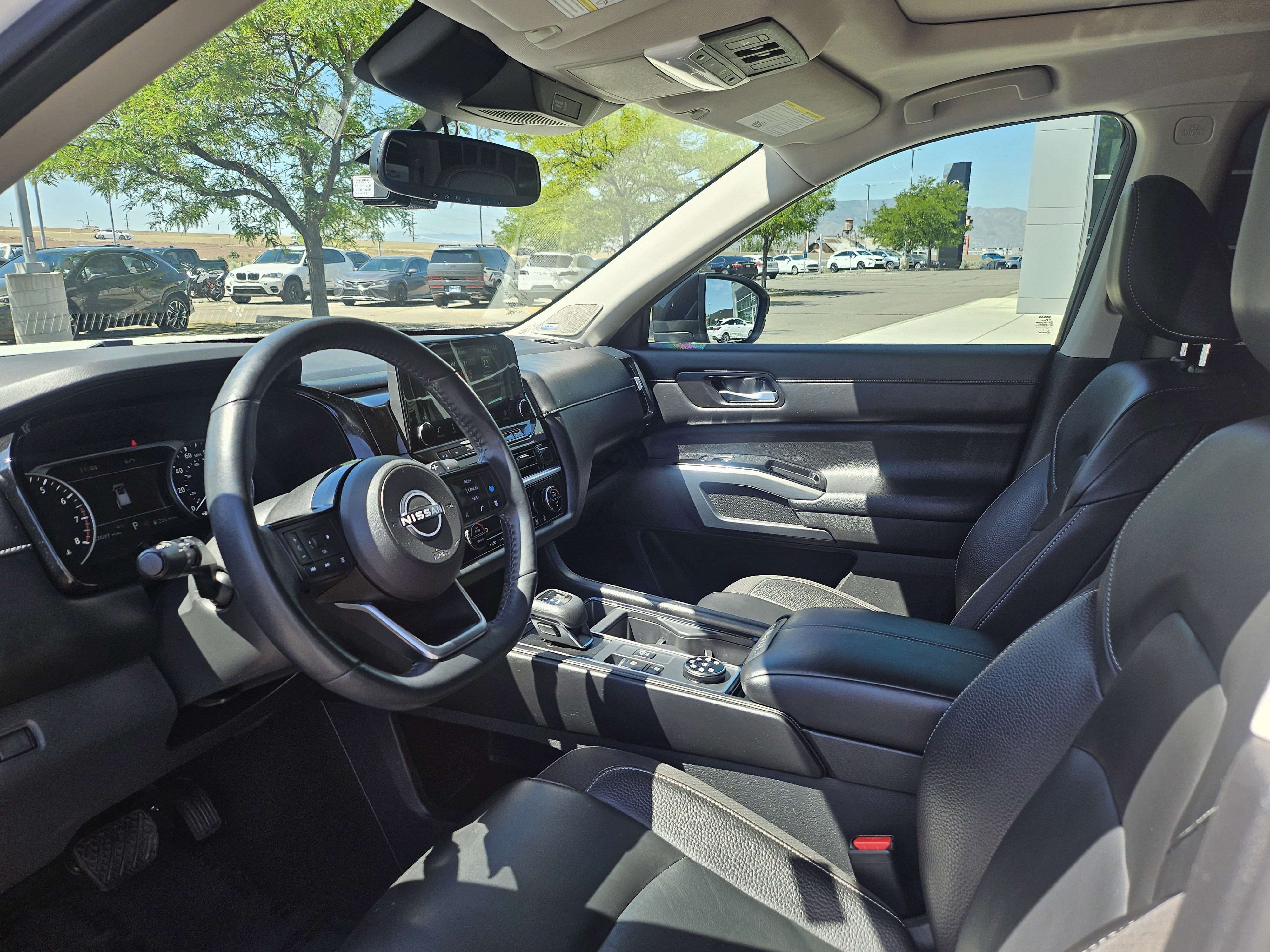 Used 2022 Pearl White Tricoat/Super Black Nissan SL image 10