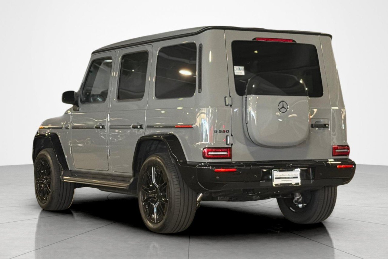 New 2027 MANUFAKTUR Arabian Grey Non- Metallic Mercedes-Benz G 580e SUV image 3