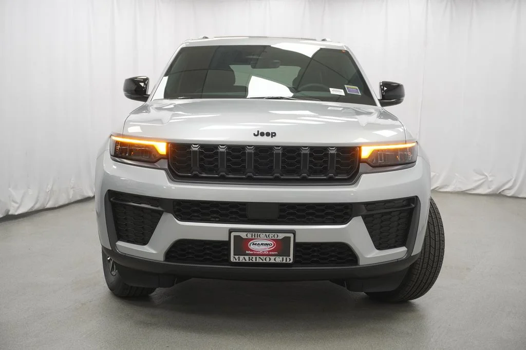 New 2026 Silver Zynith Exterior Paint Jeep Laredo Altitude image 7