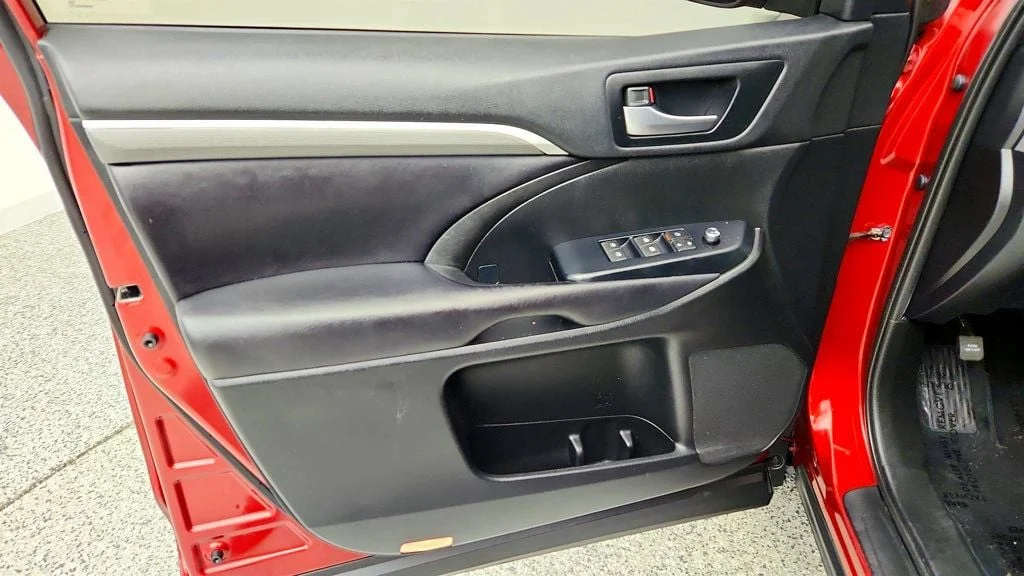 Used 2019 Salsa Red Pearl Toyota SE V6 AWD image 11