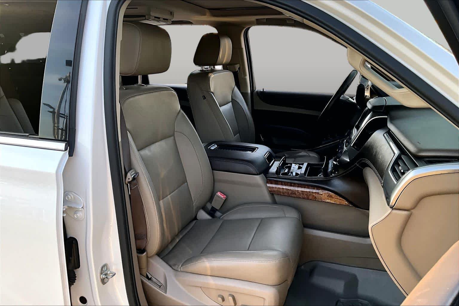 Used 2019 Iridescent Pearl Tricoat Chevrolet Premier image 9