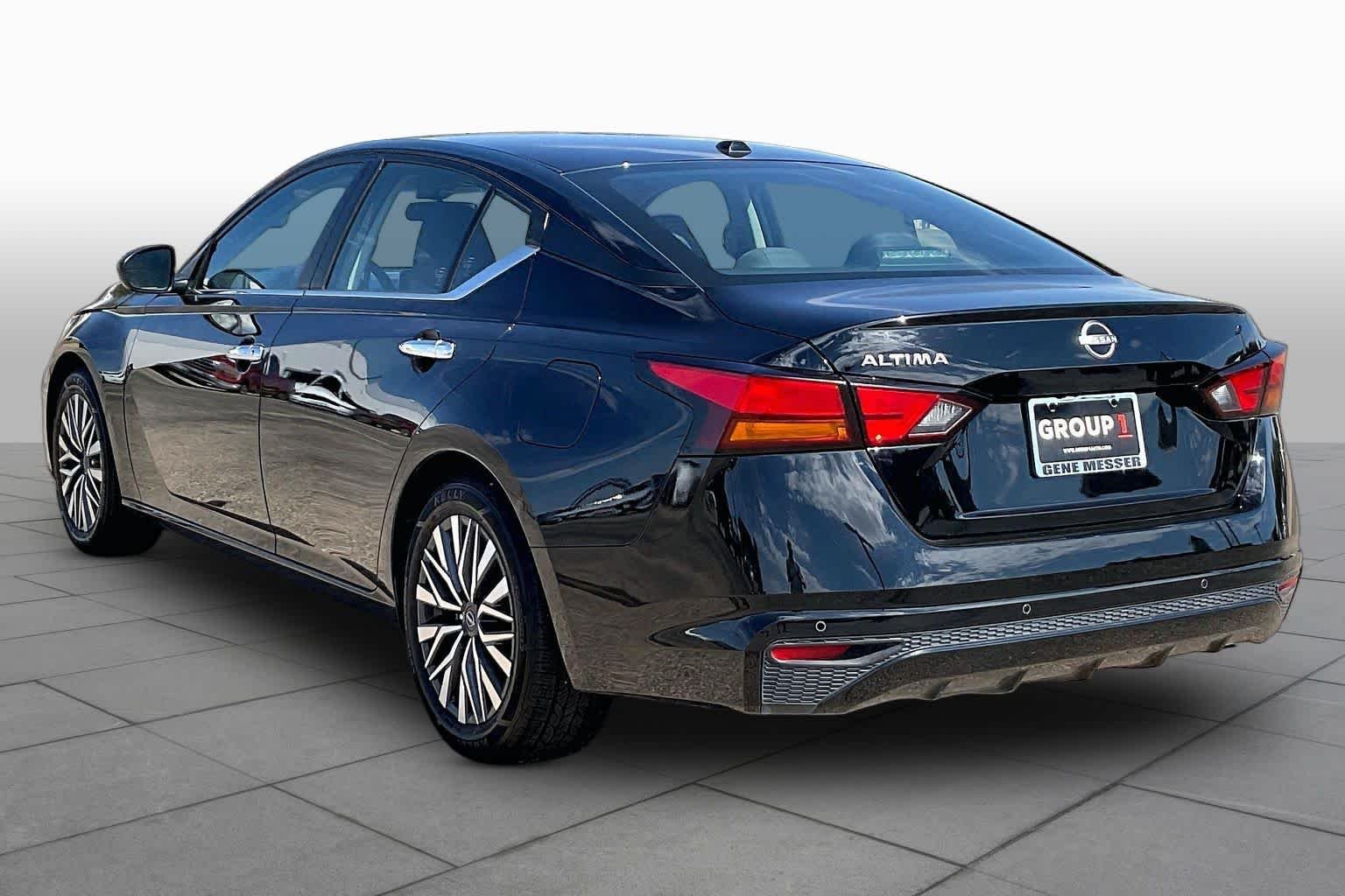 Used 2025 Super Black Nissan SV image 11