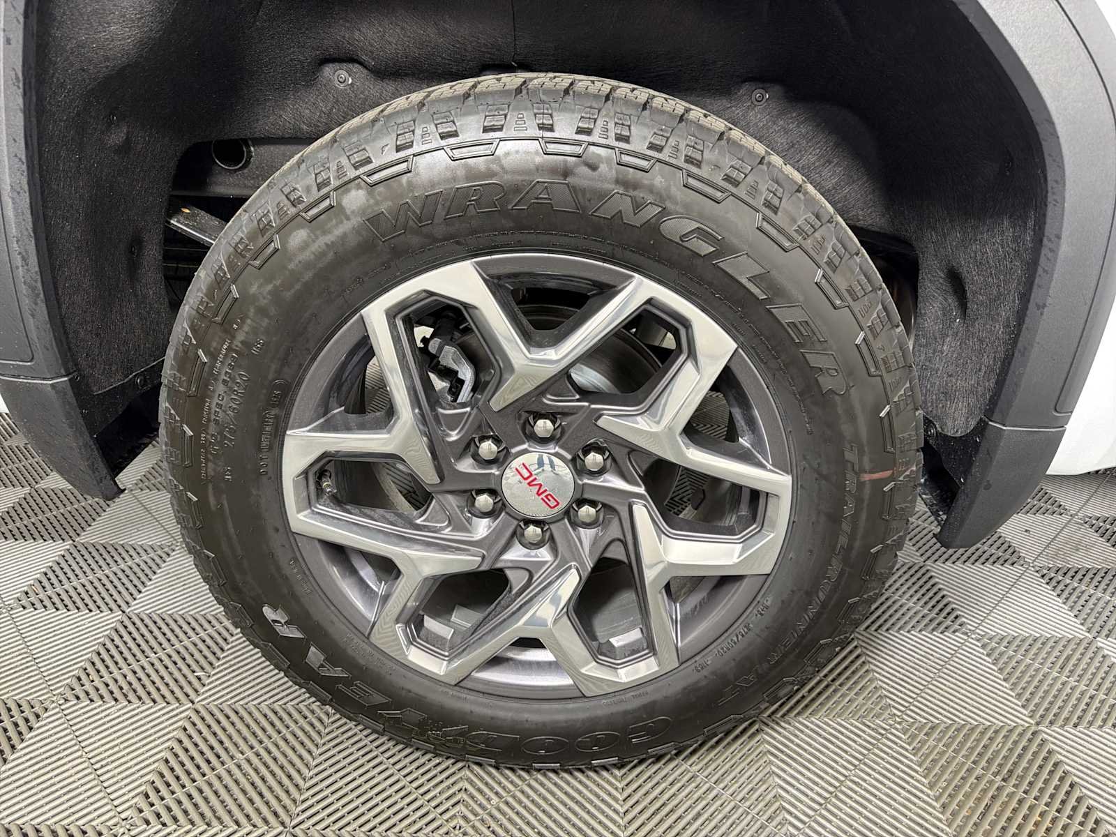 New 2026 Glacier White Tricoat GMC SLT image 15