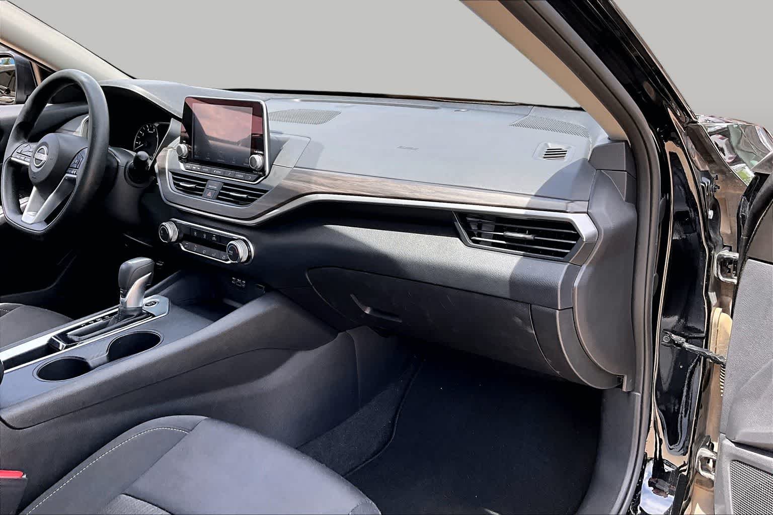 Used 2025 Super Black Nissan SV image 15