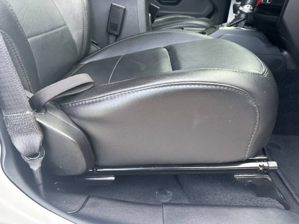 Used 2023 White Jeep Altitude image 27