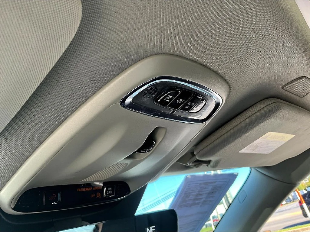 Used 2019 Silver Volvo T6 Momentum image 16