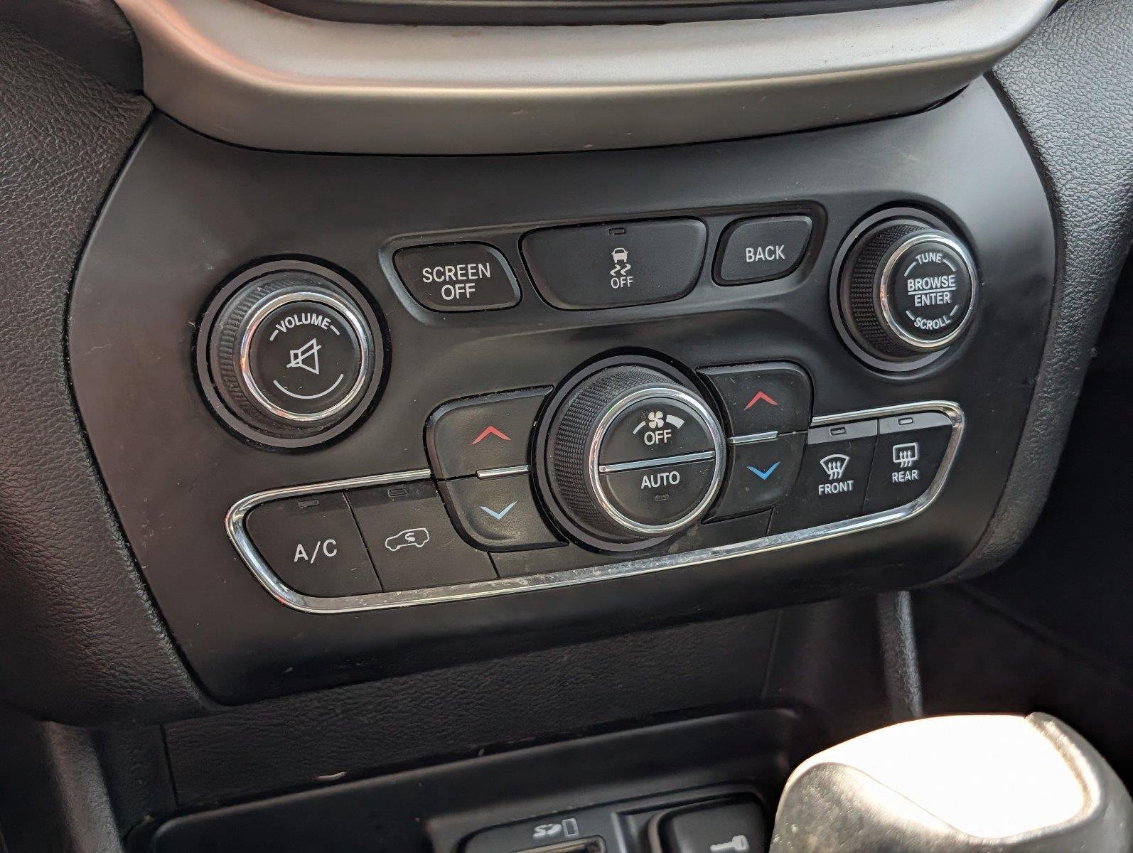 Used 2015 Bright White Clearcoat Jeep Trailhawk image 18