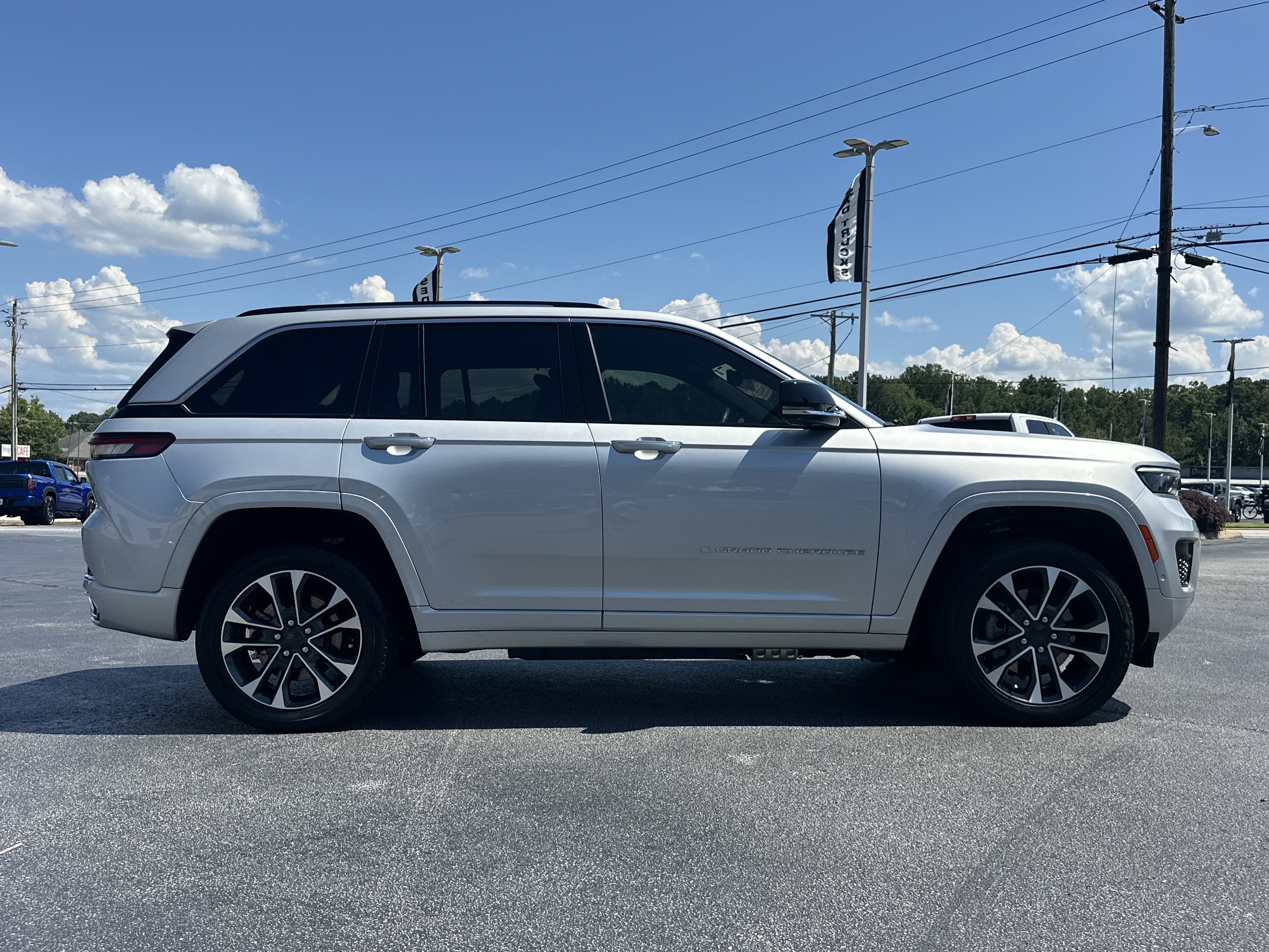 Used 2024 Silver Zynith Jeep Overland image 9