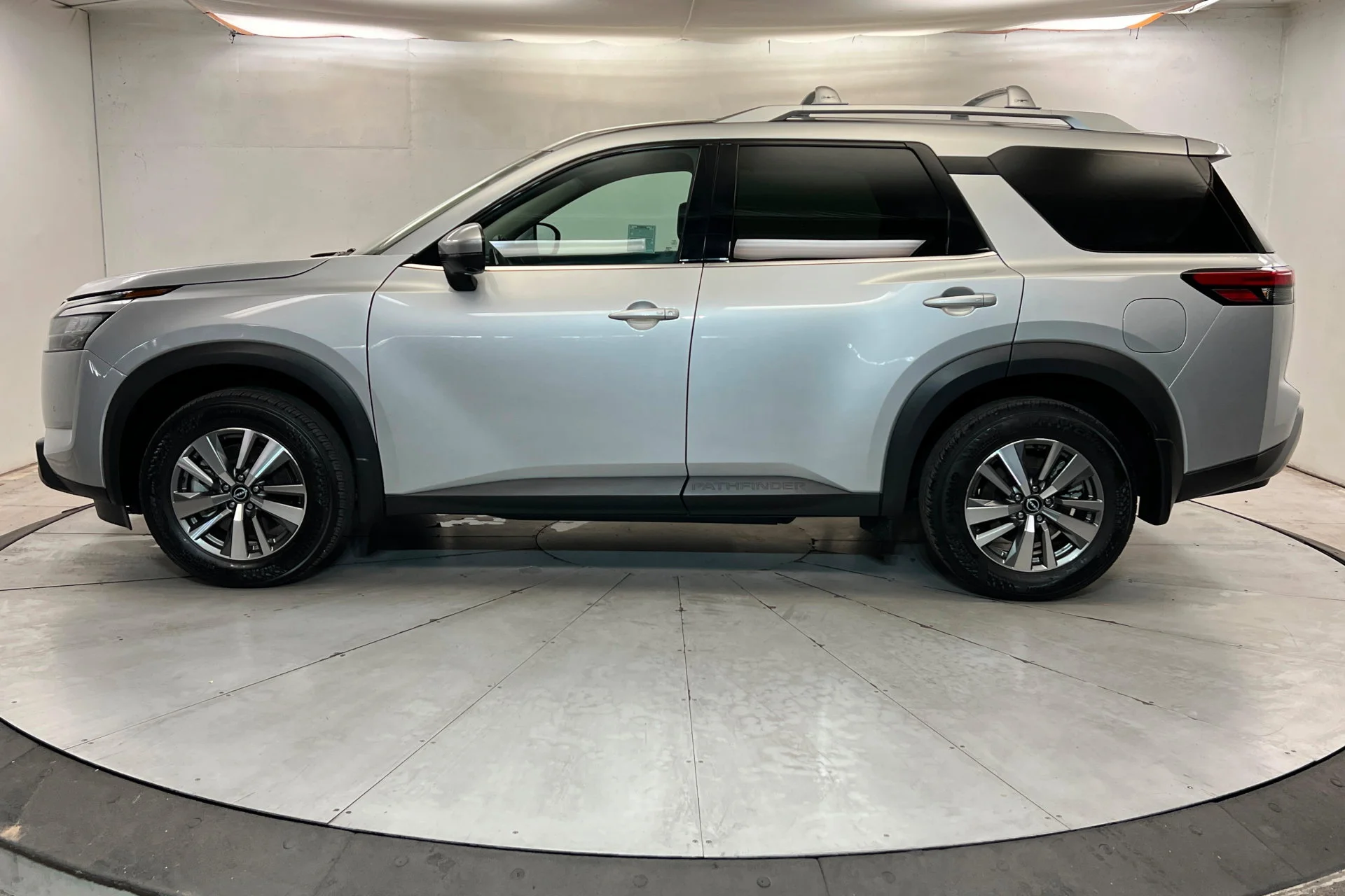 2025 Nissan Pathfinder SL - Photo 2