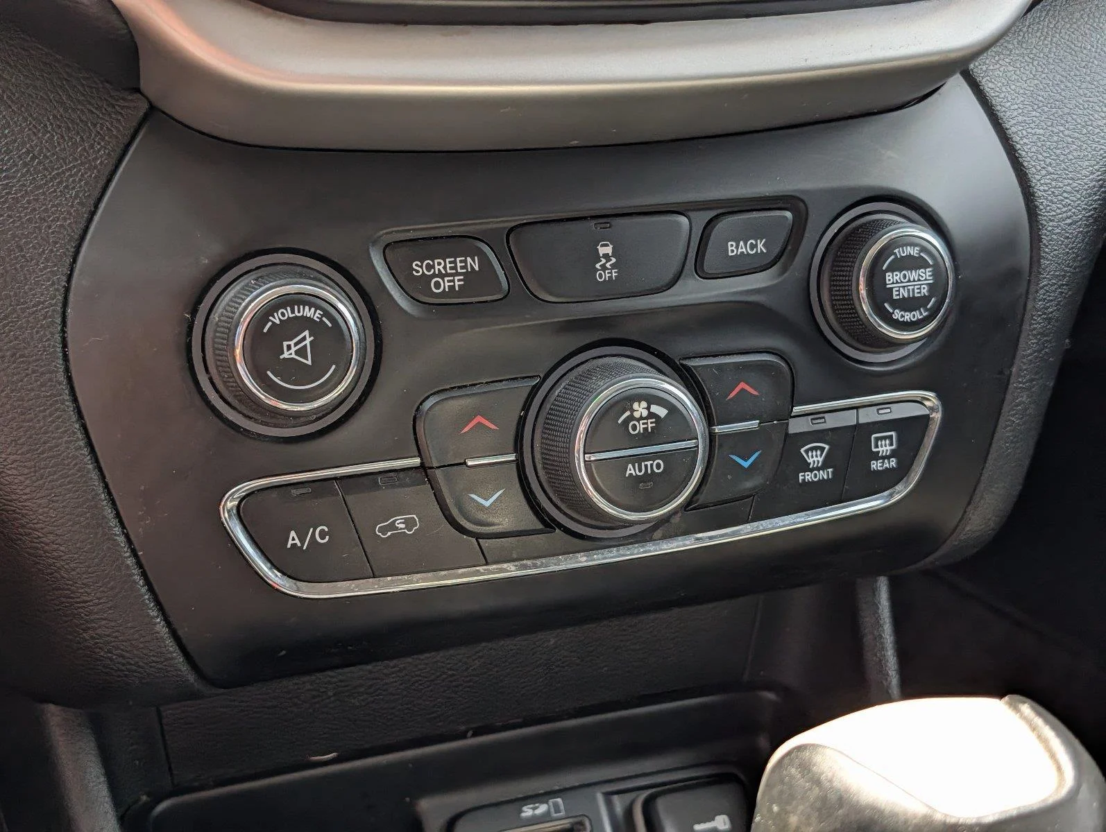 Used 2015 Bright White Clearcoat Jeep Trailhawk image 18
