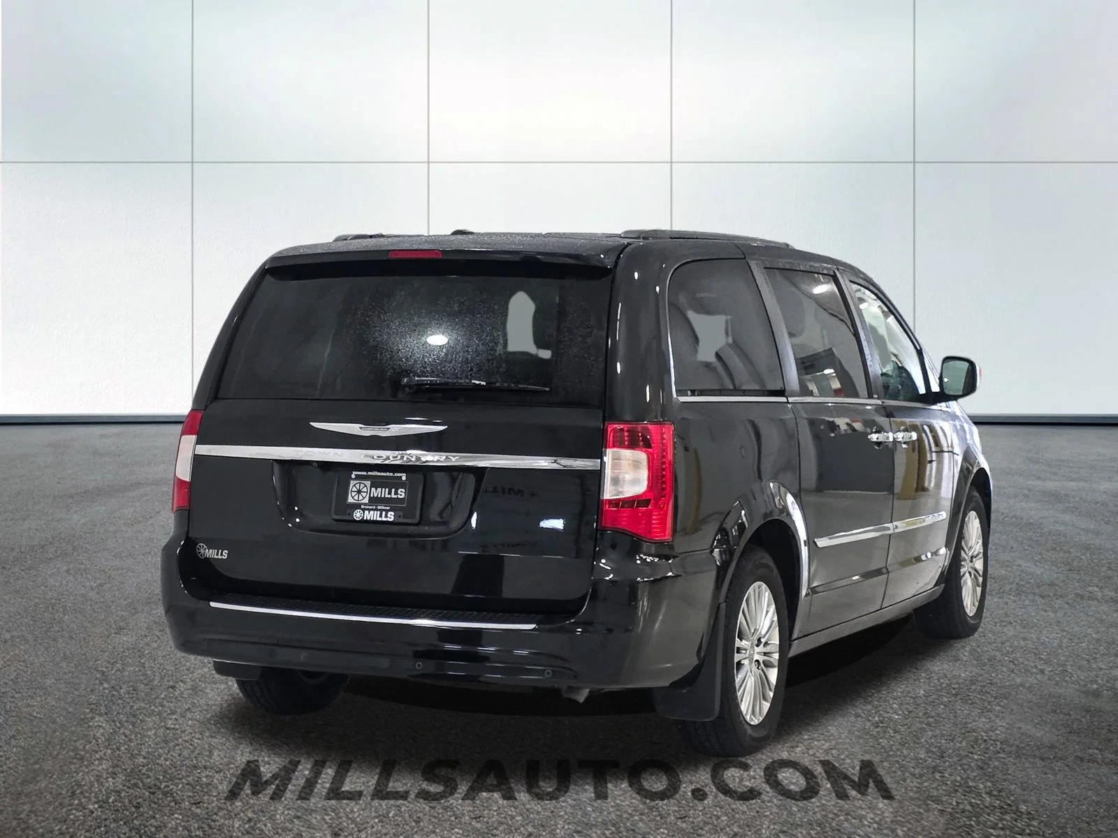 Used 2013 Black Chrysler Touring-L image 7