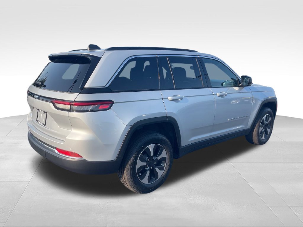 Used 2024 Silver Jeep 4xe image 5