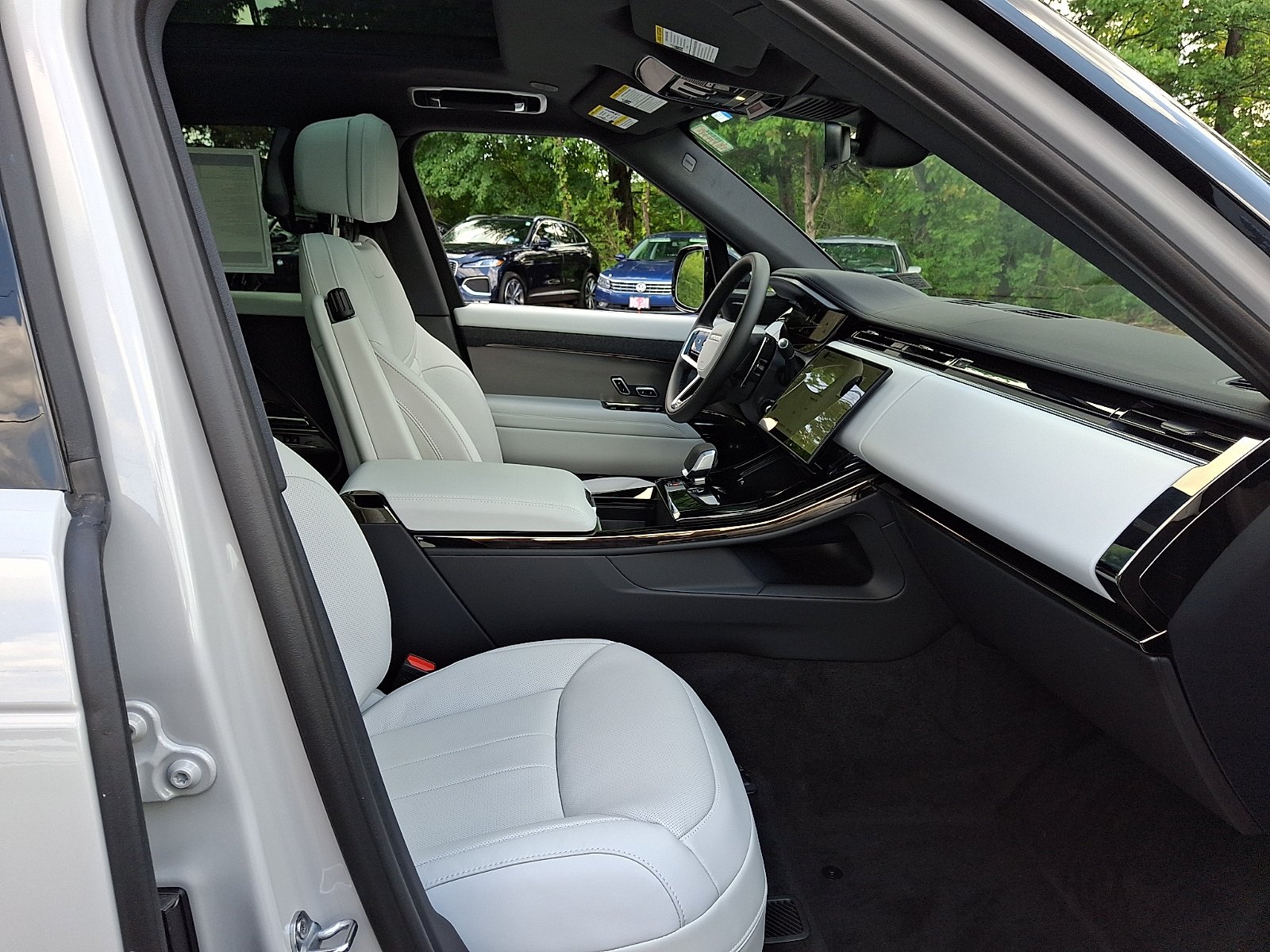 New 2026 Borasco Grey Land Rover P360 SE image 3