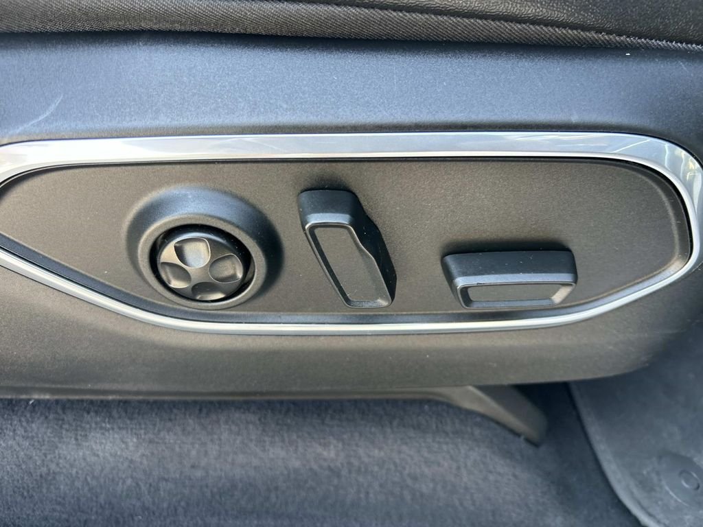 Used 2024 Silver Jeep Base image 26