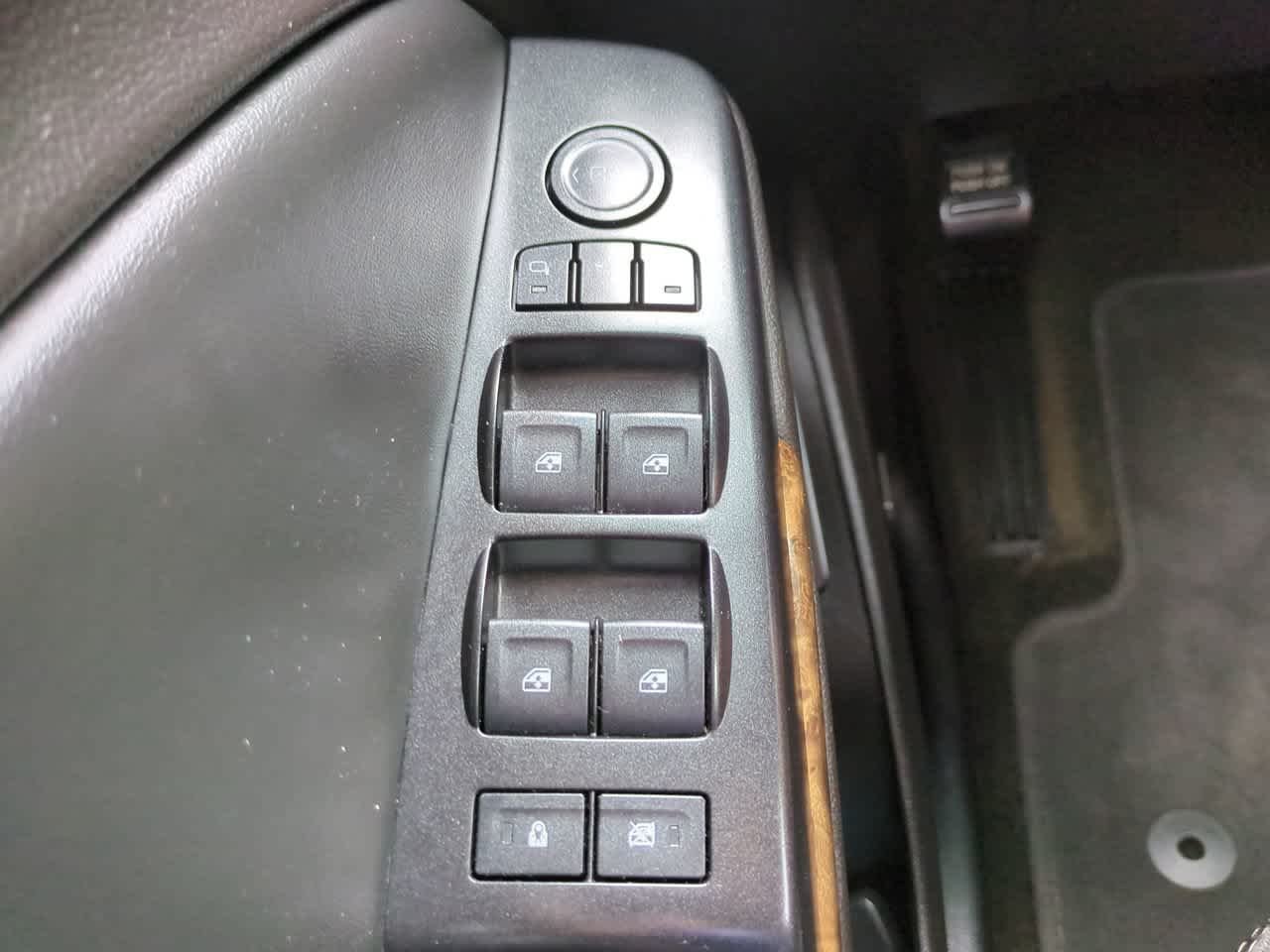 Used 2016 White Frost Tricoat GMC Denali image 25