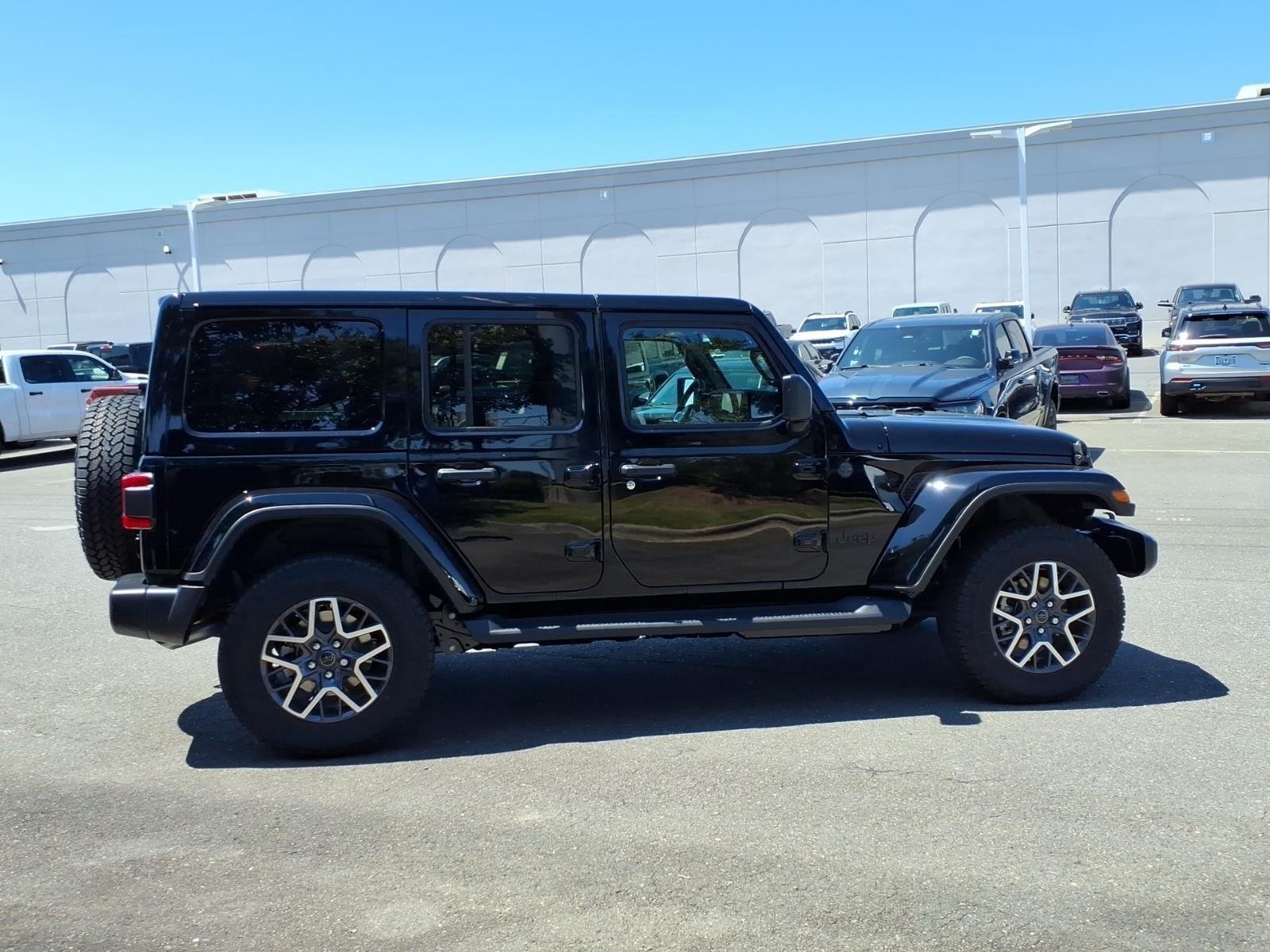 New 2026 Black Clear-Coat Exterior Paint Jeep Sahara image 10