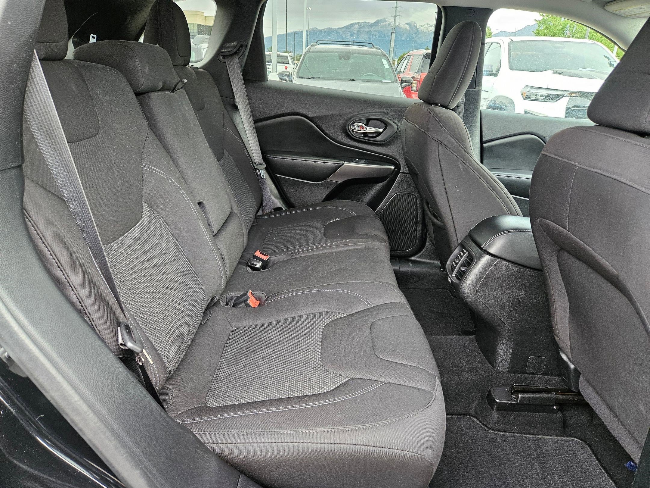Used 2020 Diamond Black Crystal Pearlcoat Jeep Latitude image 30