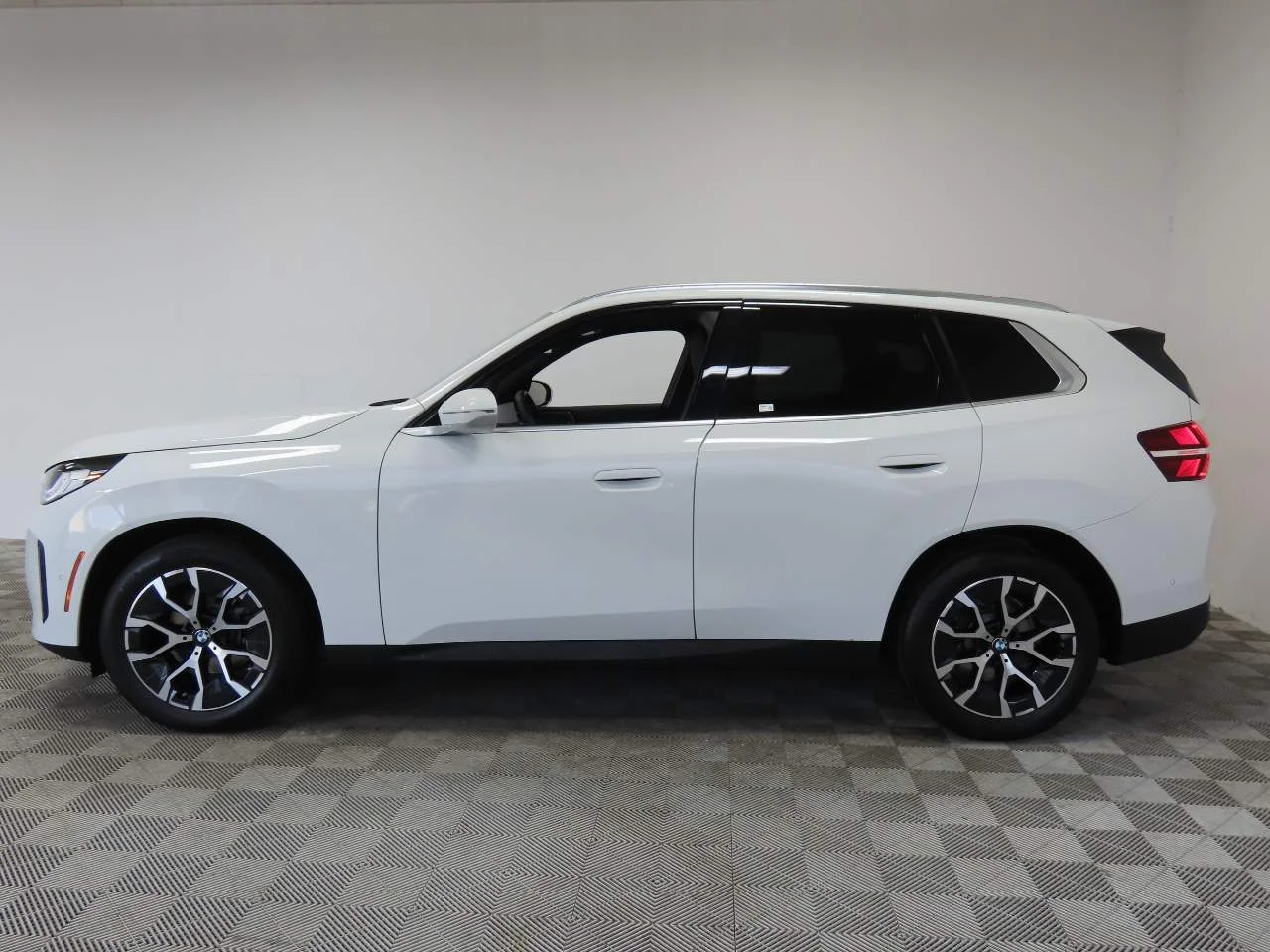 Used 2025 Alpine White BMW 30 xDrive image 5