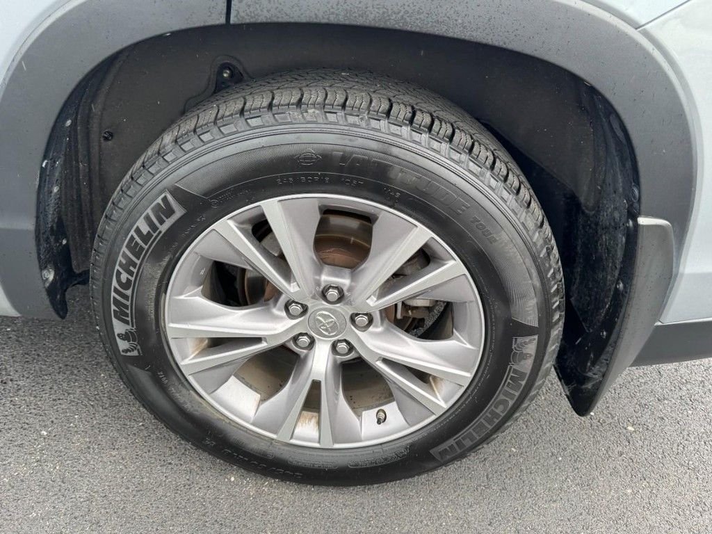 Used 2014 Silver Toyota XLE V6 image 7