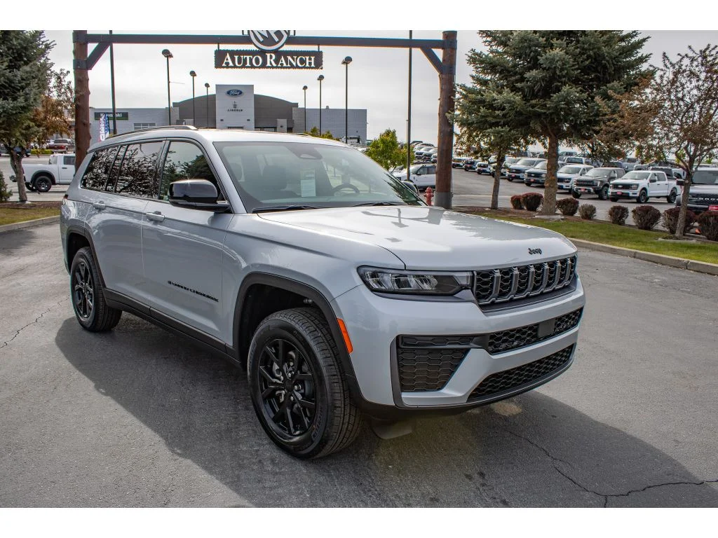 New 2026 SILVER ZYNITH Jeep Laredo Altitude image 2