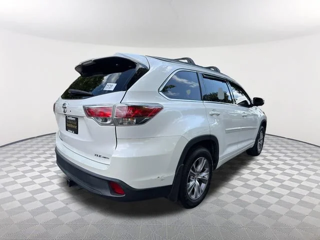 Used 2015 White Toyota XLE V6 image 5