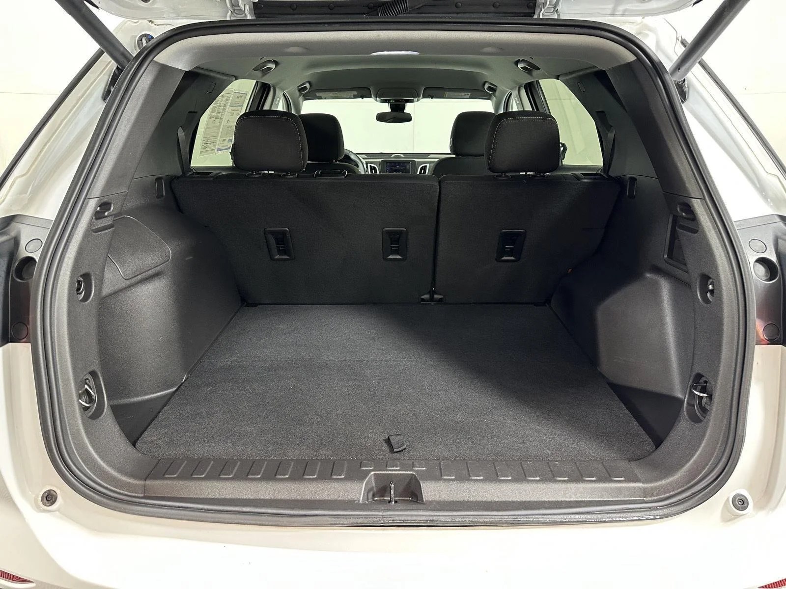 Used 2024 Summit White Chevrolet LT image 11
