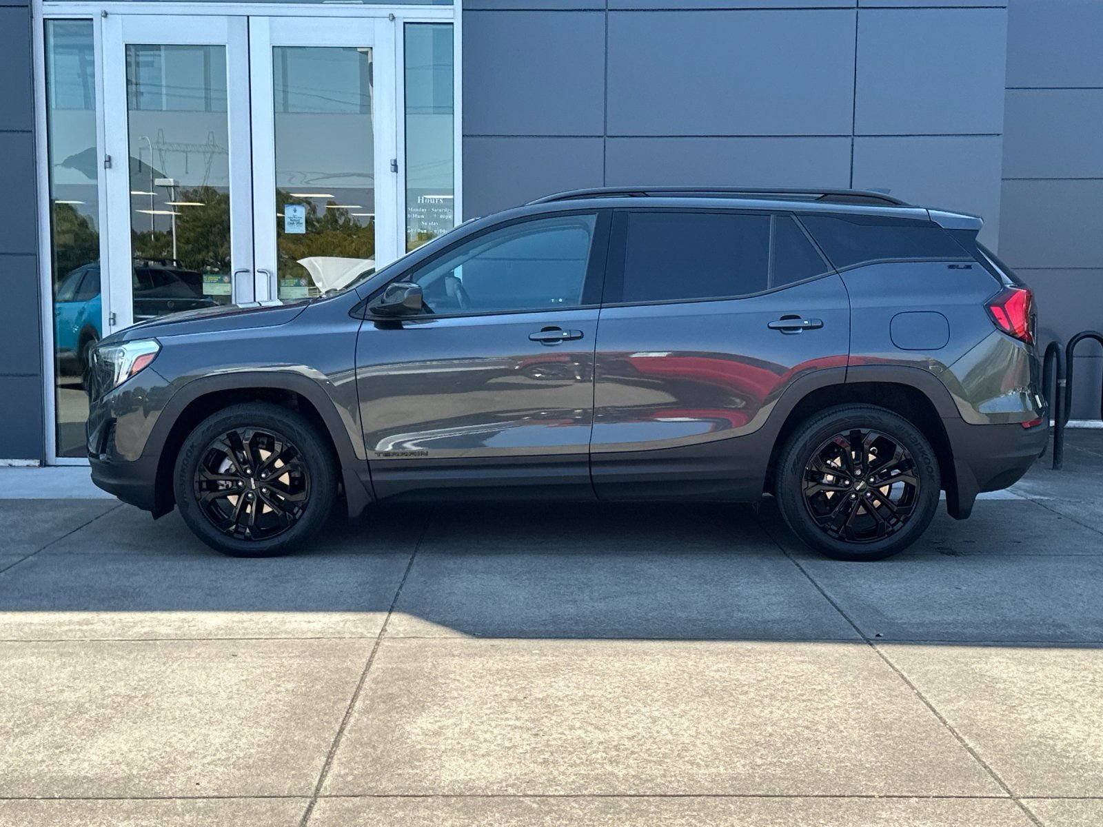 Used 2020 Graphite Gray Metallic GMC SLE image 6