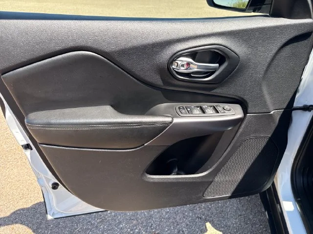 Used 2022 White Jeep Latitude Lux image 10