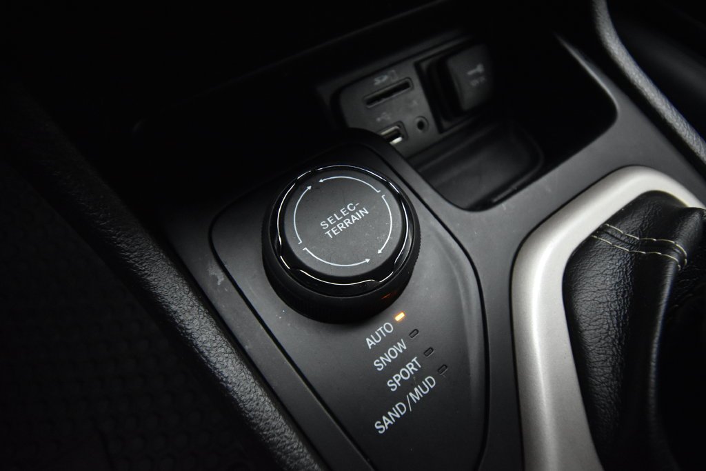Used 2017 White Jeep Latitude image 28